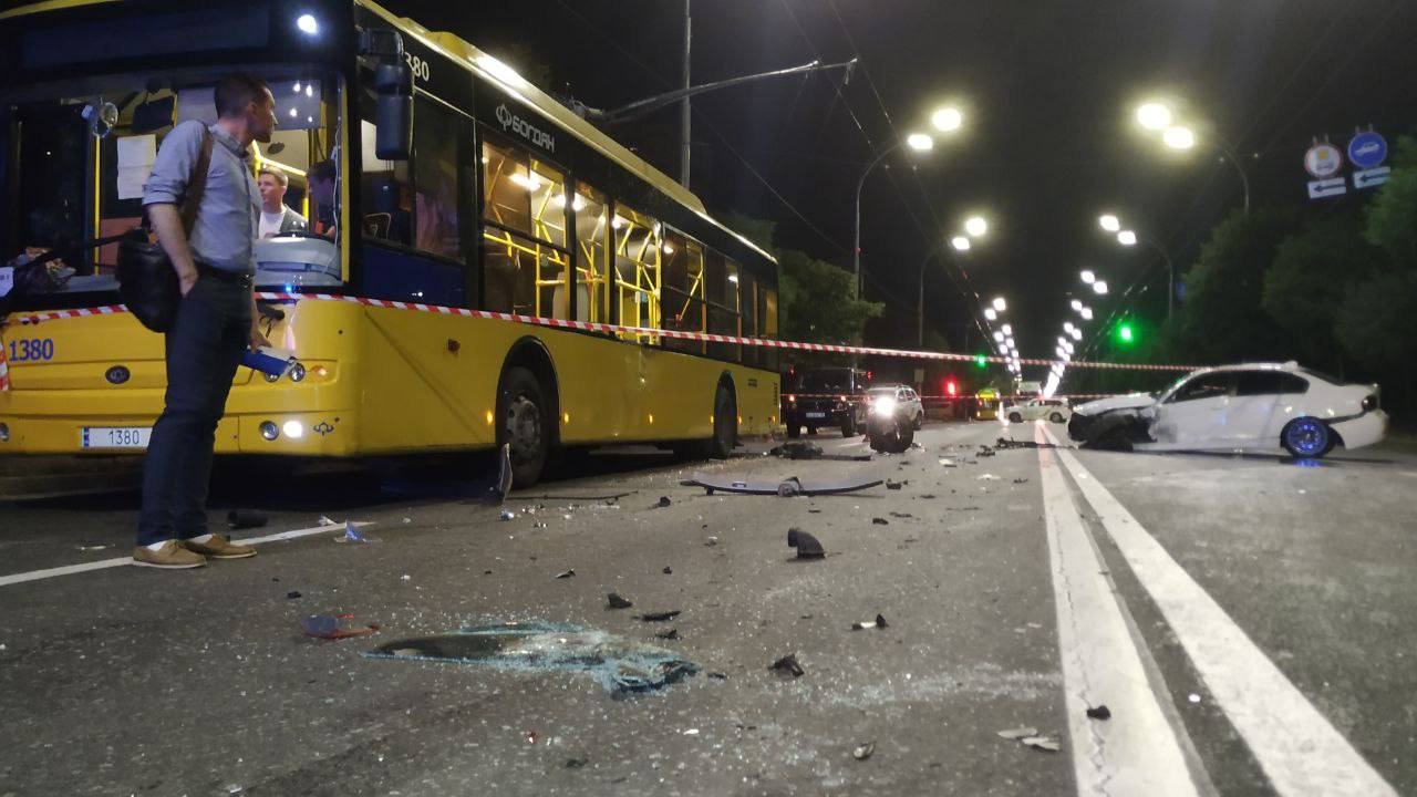 В Киеве на Голосеевском проспекте столкнулись BMW с Honda и задели троллейбус: пострадали три человека 4