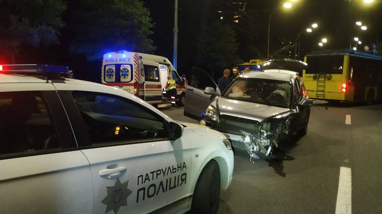 В Киеве на Голосеевском проспекте столкнулись BMW с Honda и задели троллейбус: пострадали три человека 5