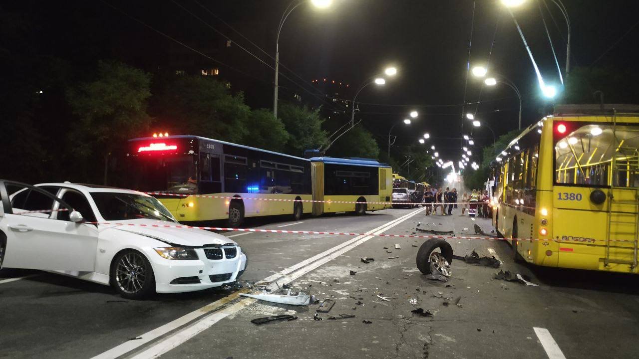 В Киеве на Голосеевском проспекте столкнулись BMW с Honda и задели троллейбус: пострадали три человека 6