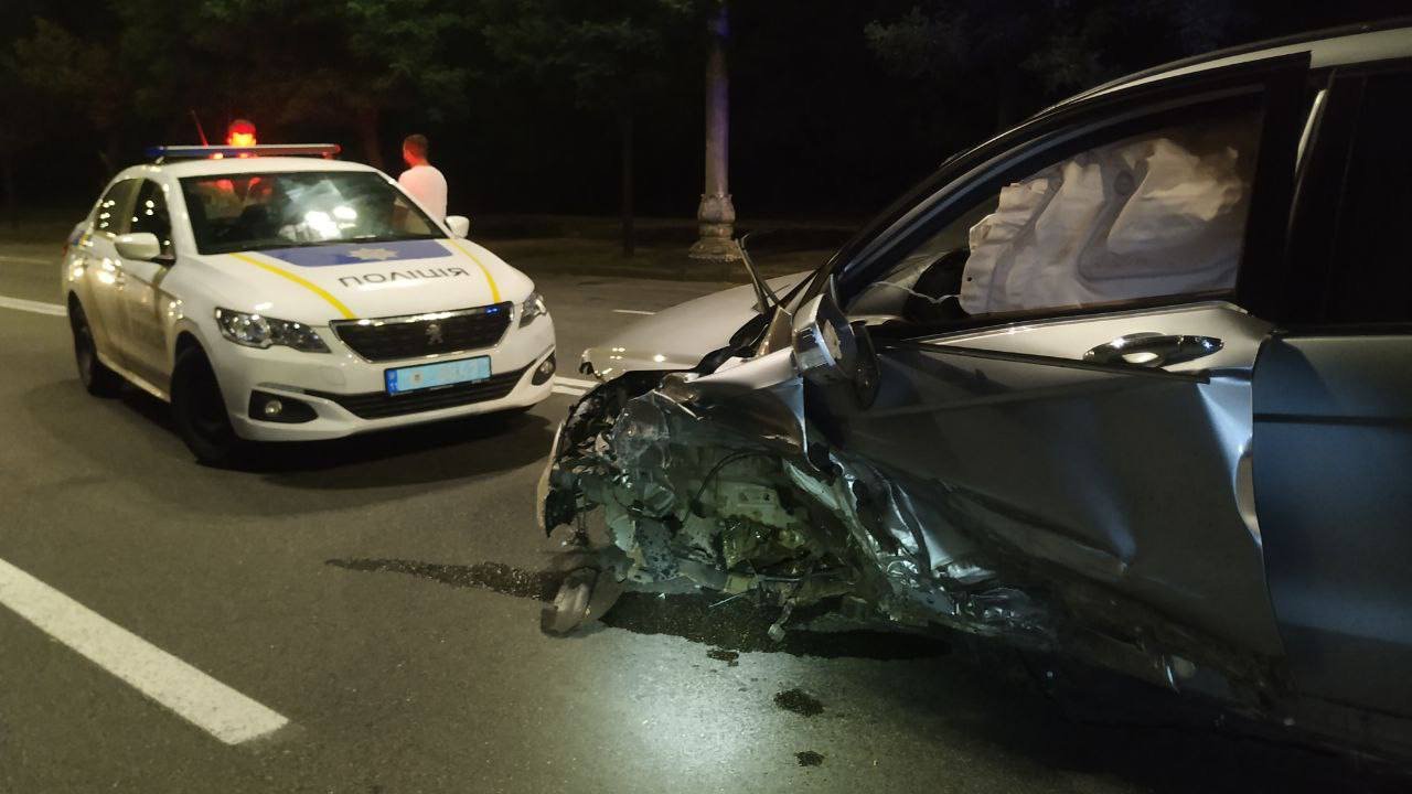 В Киеве на Голосеевском проспекте столкнулись BMW с Honda и задели троллейбус: пострадали три человека 8