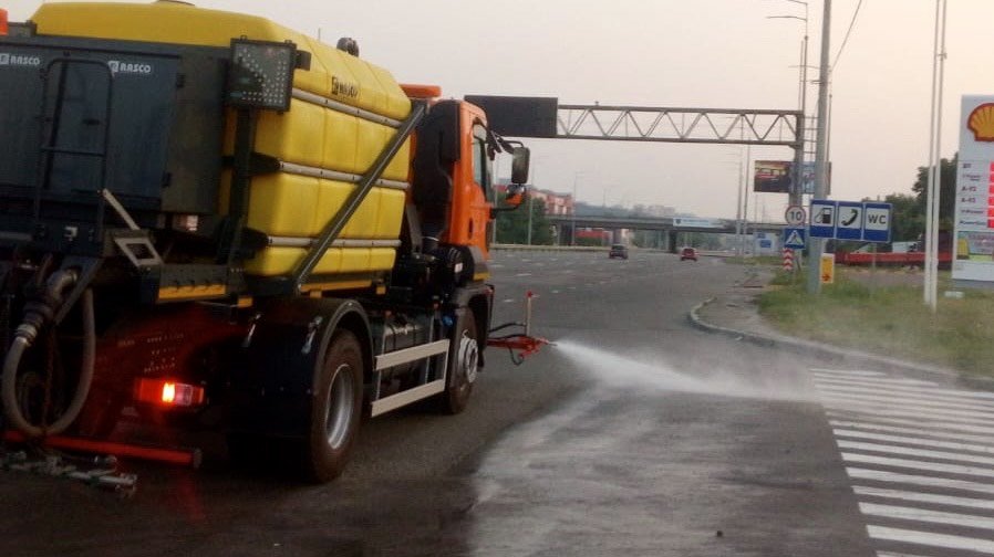 В Киеве в усиленном режиме поливают дороги: причина 1