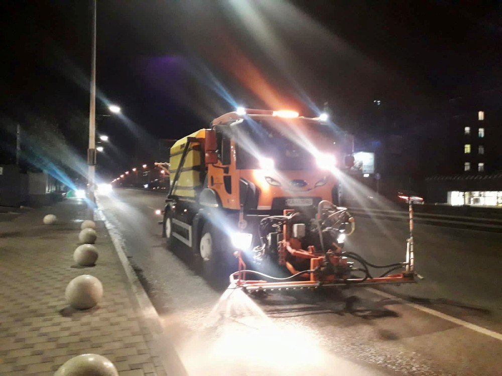 В Киеве в усиленном режиме поливают дороги: причина 2