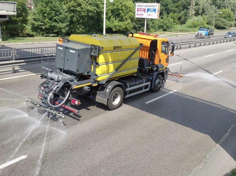 В Киеве в усиленном режиме поливают дороги: причина 3