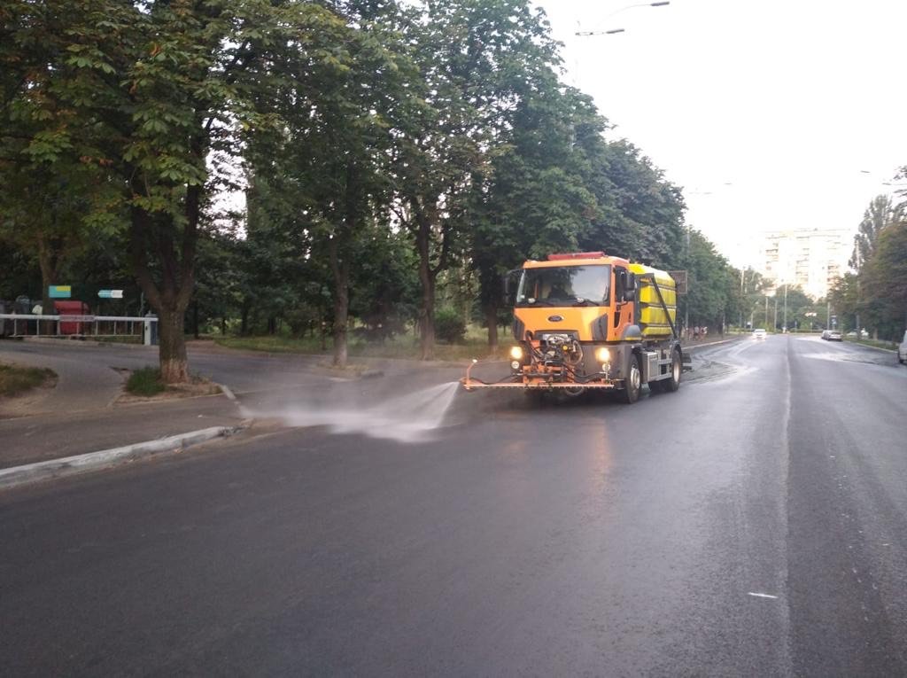 В Киеве в усиленном режиме поливают дороги: причина 4