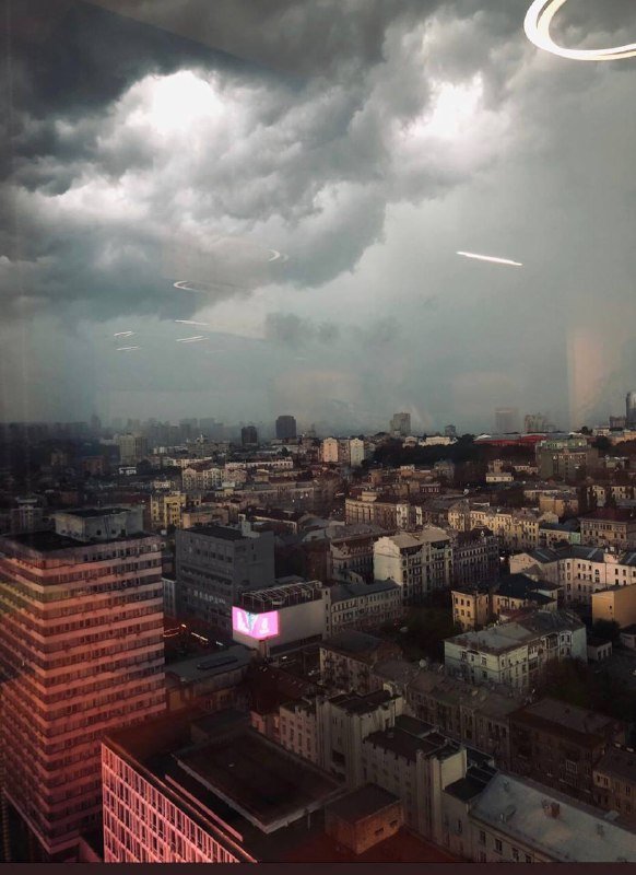 На Киев обрушился ураган: фото и видео с разных уголков столицы 1