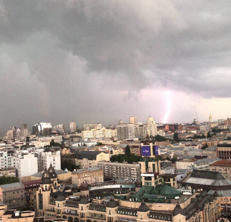На Киев обрушился ураган: фото и видео с разных уголков столицы 2