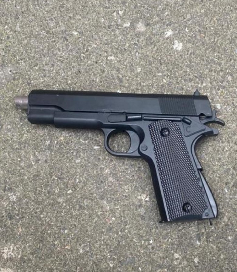 В банке Киеве вооруженная женщина бросила "коктейль Молотова" и требовала деньги: подробности 3