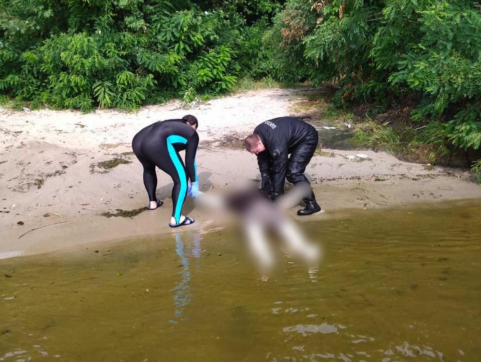 В Киеве из реки выловили тело мужчины 1