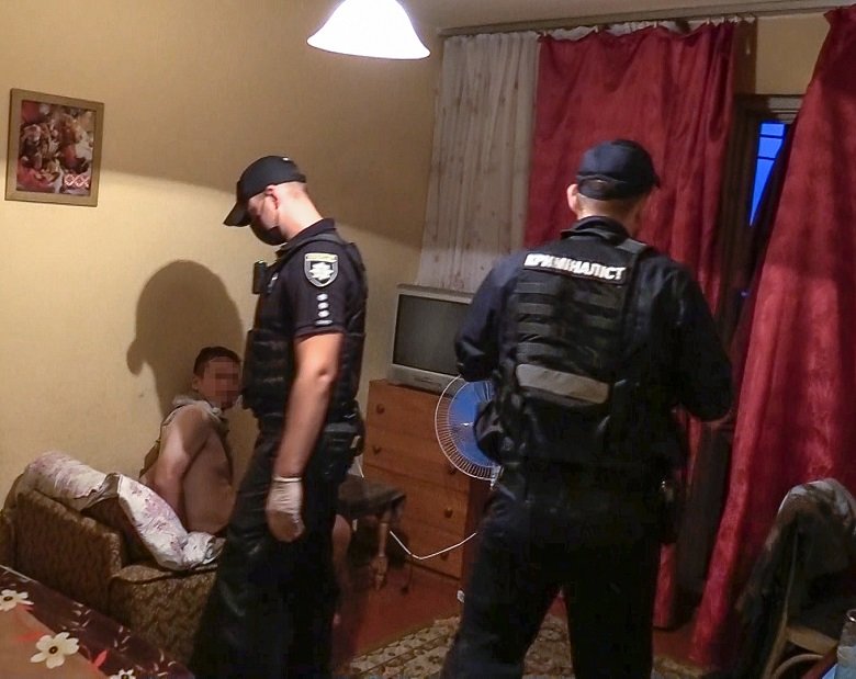 В Киеве мужчина до смерти забил своего отца, а потом начал вымывать квартиру от крови 1