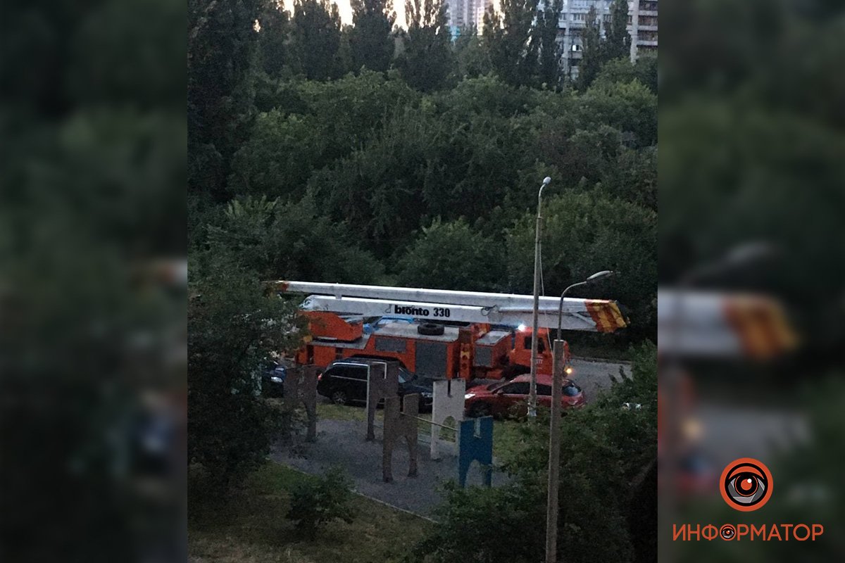 В Киеве неадекватный мужчина выбил окно, выпрыгнул с 5 этажа, упал на козырек дома и выжил: его доставали спасатели 1