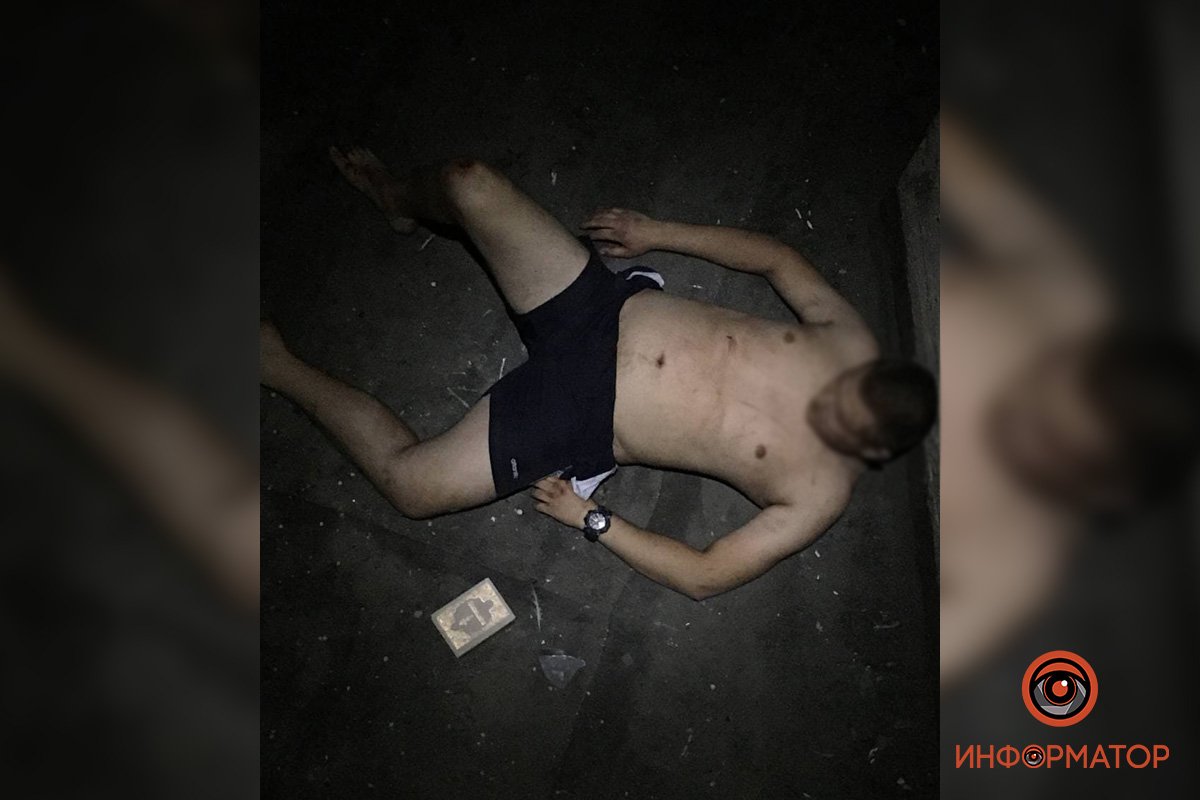 В Киеве неадекватный мужчина выбил окно, выпрыгнул с 5 этажа, упал на козырек дома и выжил: его доставали спасатели 2
