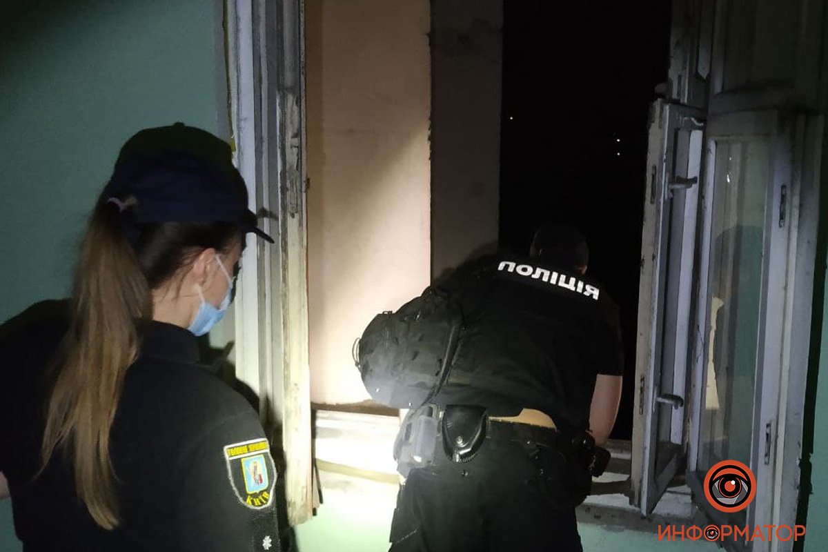 В Киеве неадекватный мужчина выбил окно, выпрыгнул с 5 этажа, упал на козырек дома и выжил: его доставали спасатели 4