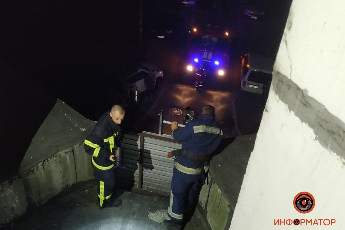 В Киеве неадекватный мужчина выбил окно, выпрыгнул с 5 этажа, упал на козырек дома и выжил: его доставали спасатели 5