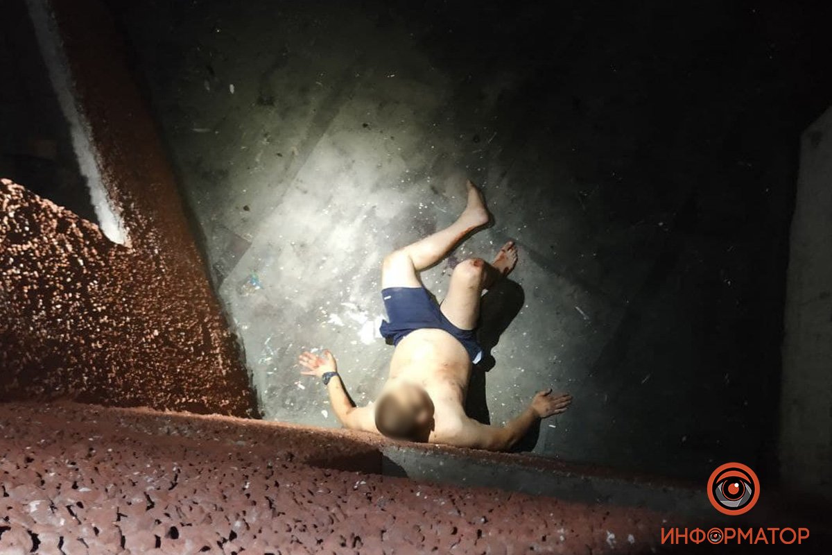 В Киеве неадекватный мужчина выбил окно, выпрыгнул с 5 этажа, упал на козырек дома и выжил: его доставали спасатели 7