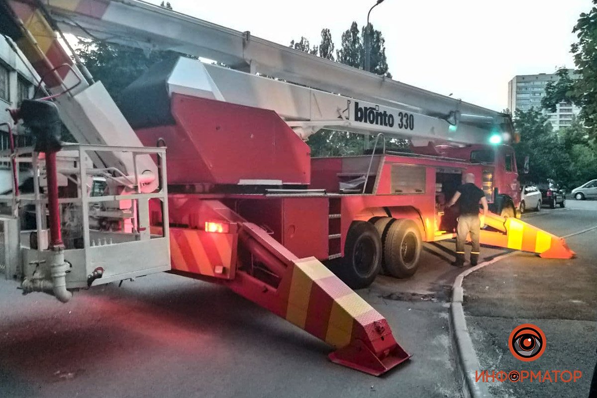 В Киеве неадекватный мужчина выбил окно, выпрыгнул с 5 этажа, упал на козырек дома и выжил: его доставали спасатели 9