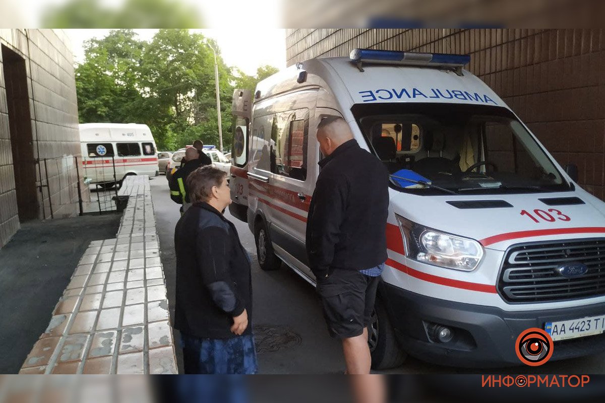 В Киеве неадекватный мужчина выбил окно, выпрыгнул с 5 этажа, упал на козырек дома и выжил: его доставали спасатели 11