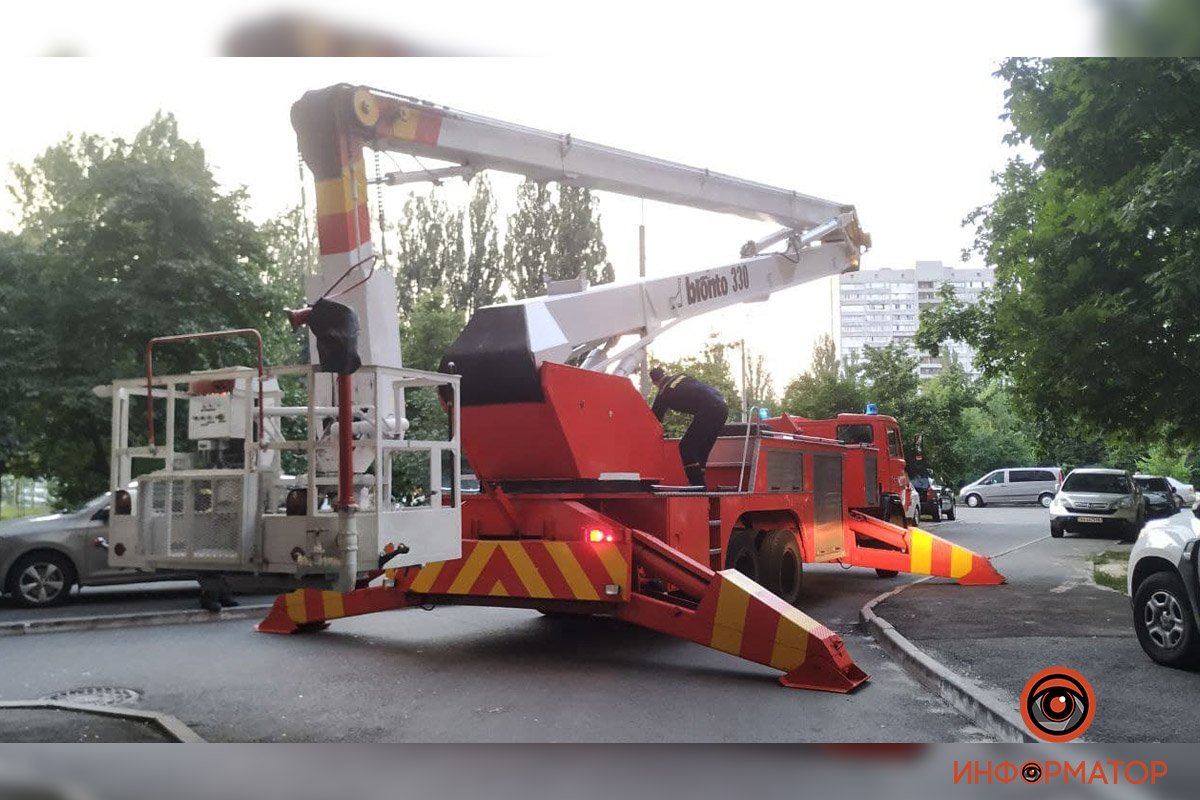 В Киеве неадекватный мужчина выбил окно, выпрыгнул с 5 этажа, упал на козырек дома и выжил: его доставали спасатели 13
