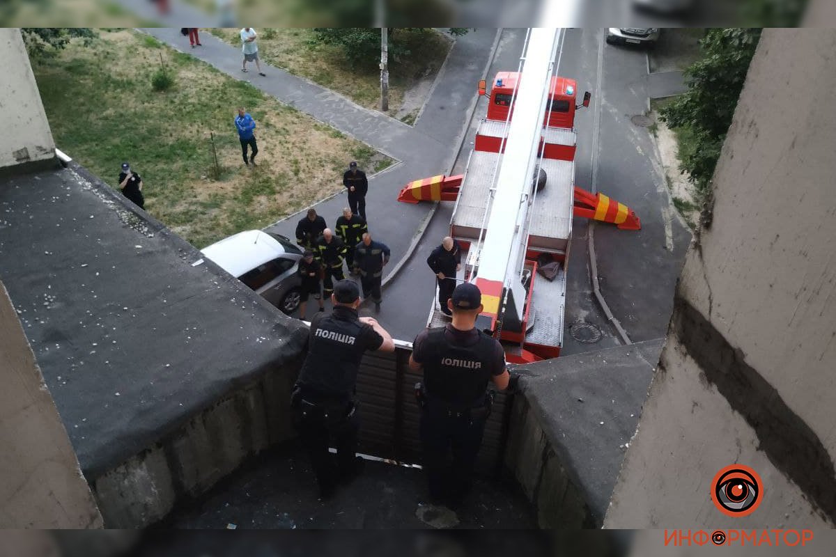 В Киеве неадекватный мужчина выбил окно, выпрыгнул с 5 этажа, упал на козырек дома и выжил: его доставали спасатели 15