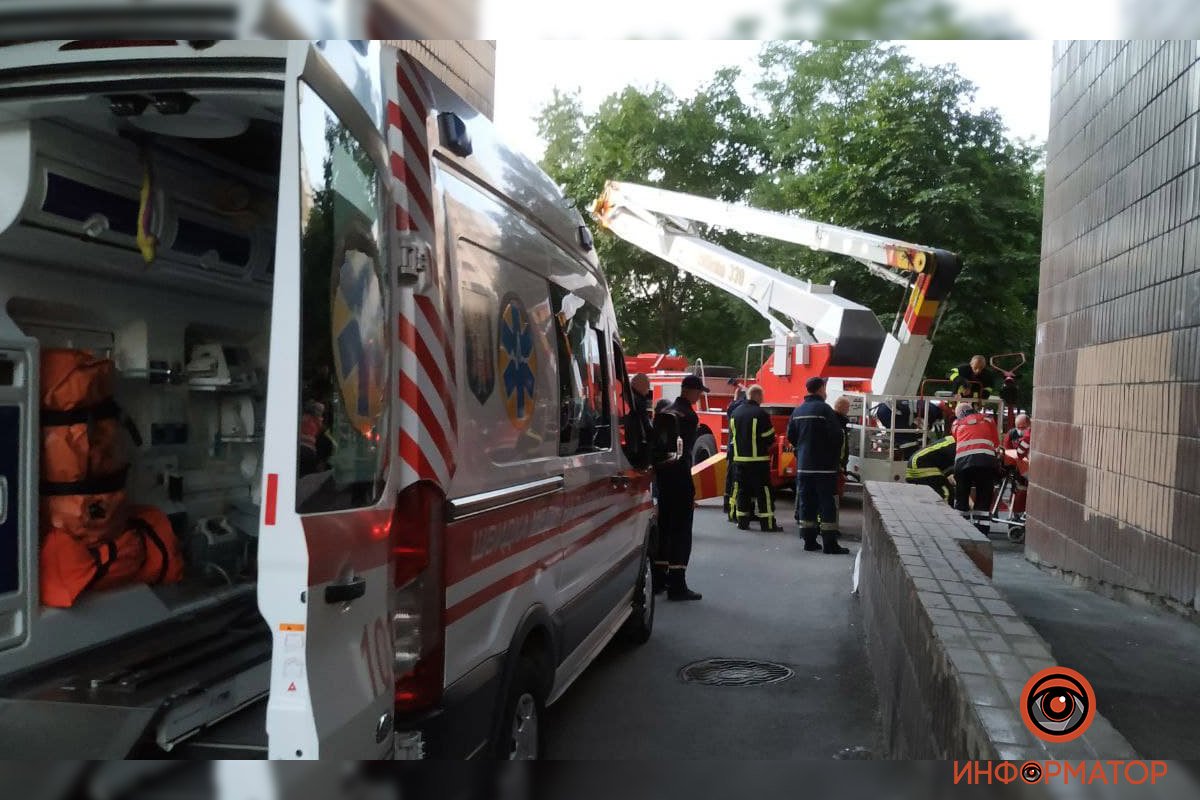 В Киеве неадекватный мужчина выбил окно, выпрыгнул с 5 этажа, упал на козырек дома и выжил: его доставали спасатели 16