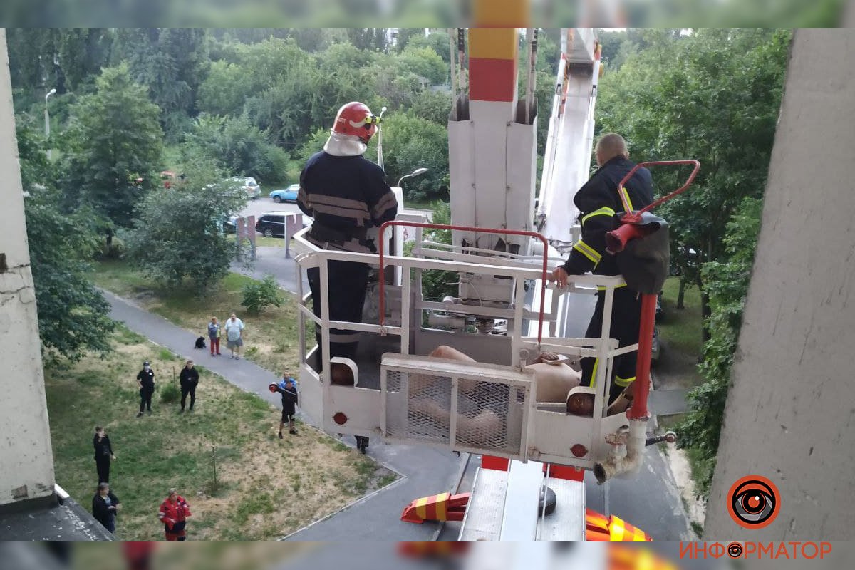 В Киеве неадекватный мужчина выбил окно, выпрыгнул с 5 этажа, упал на козырек дома и выжил: его доставали спасатели 18