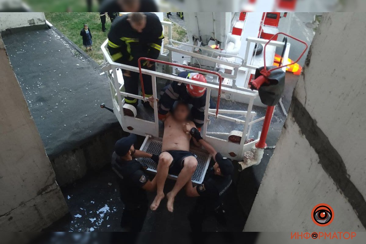 В Киеве неадекватный мужчина выбил окно, выпрыгнул с 5 этажа, упал на козырек дома и выжил: его доставали спасатели 19