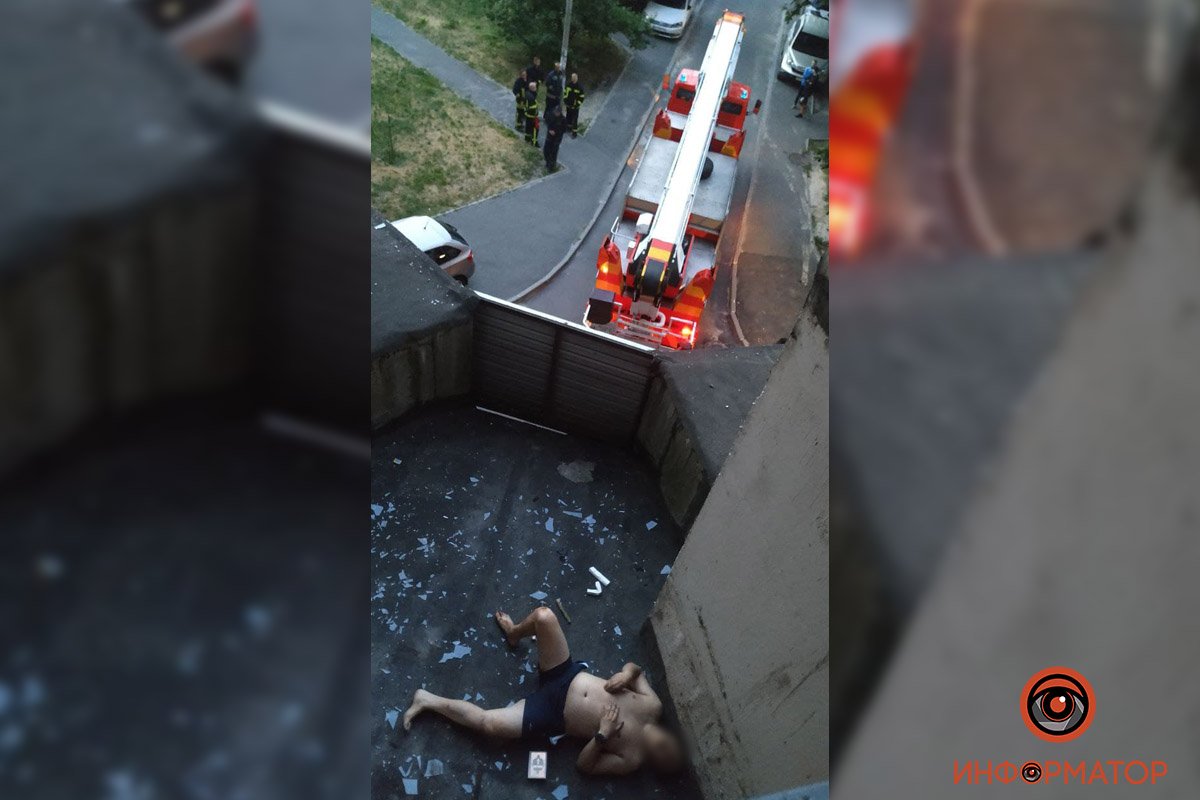 В Киеве неадекватный мужчина выбил окно, выпрыгнул с 5 этажа, упал на козырек дома и выжил: его доставали спасатели 22