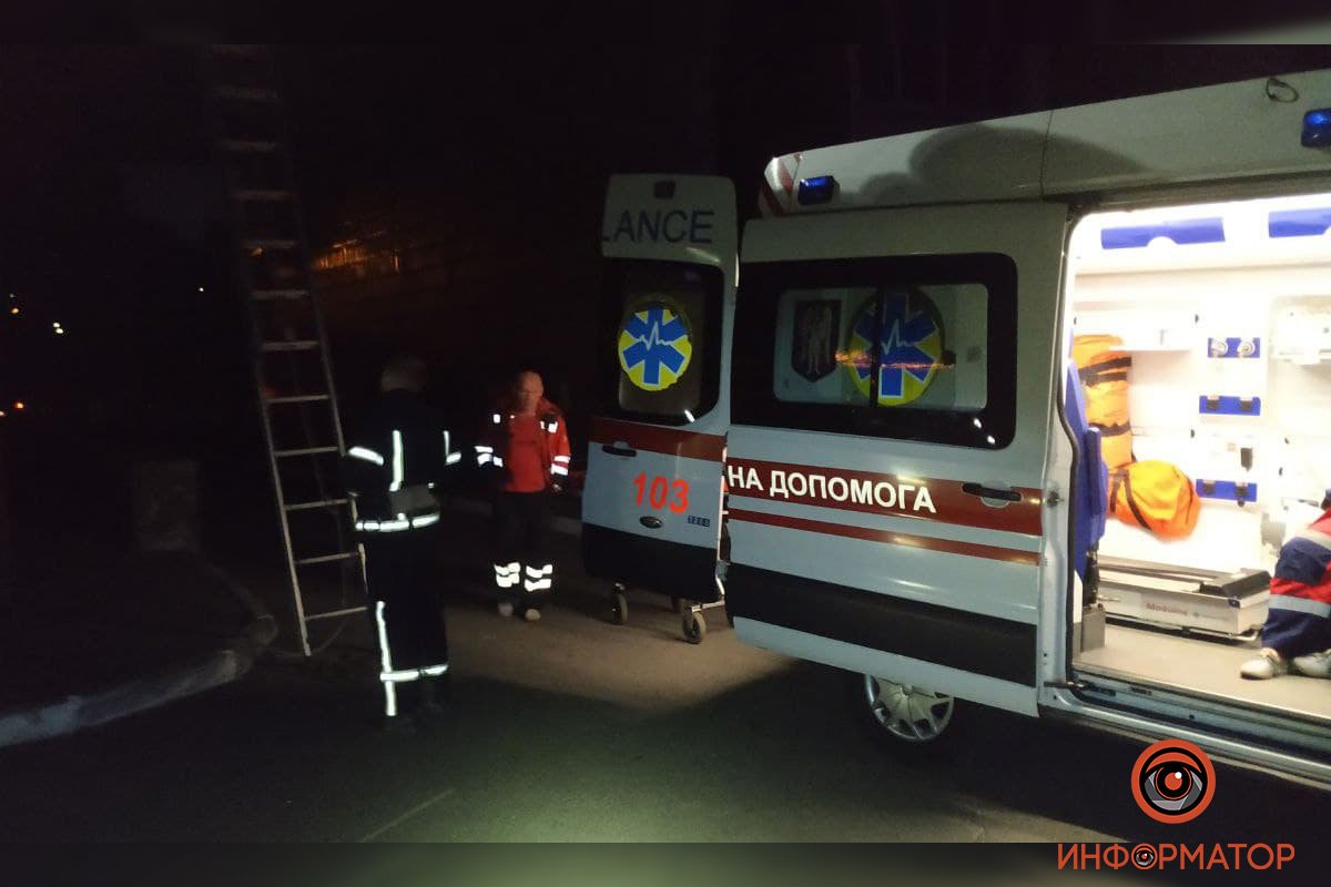 В Киеве неадекватный мужчина выбил окно, выпрыгнул с 5 этажа, упал на козырек дома и выжил: его доставали спасатели 25