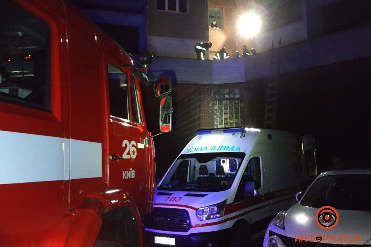 В Киеве неадекватный мужчина выбил окно, выпрыгнул с 5 этажа, упал на козырек дома и выжил: его доставали спасатели 26