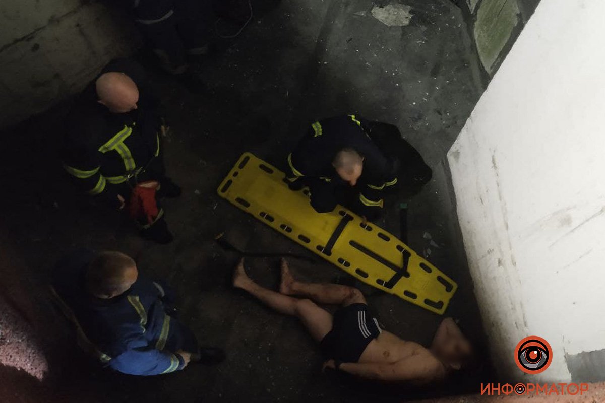 В Киеве неадекватный мужчина выбил окно, выпрыгнул с 5 этажа, упал на козырек дома и выжил: его доставали спасатели 28