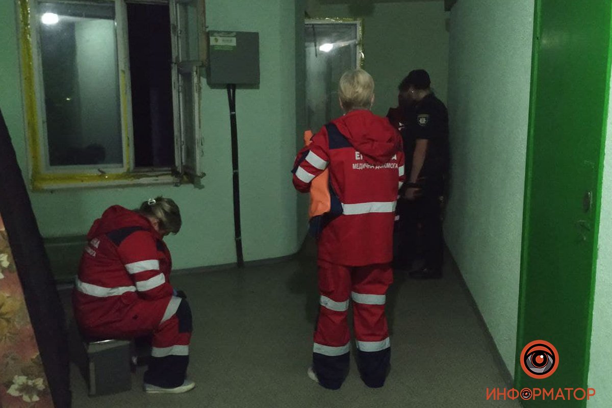 В Киеве неадекватный мужчина выбил окно, выпрыгнул с 5 этажа, упал на козырек дома и выжил: его доставали спасатели 30
