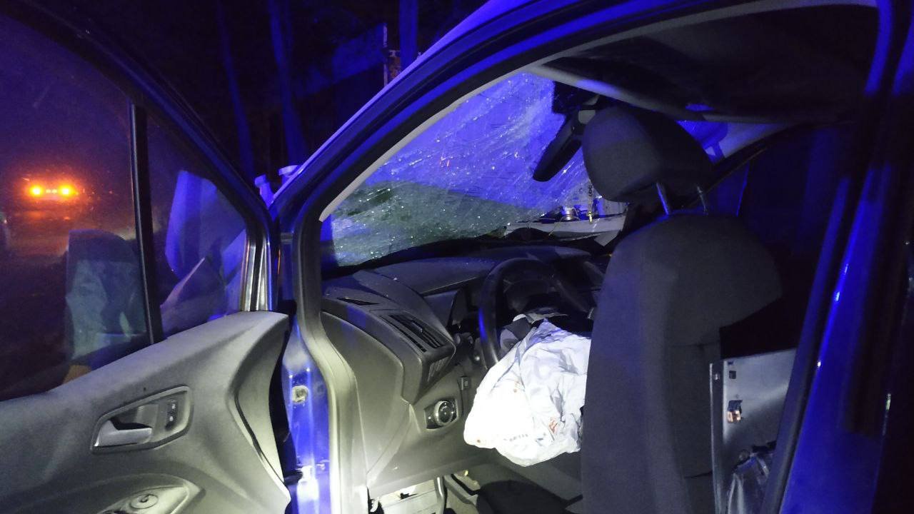 В Киеве водитель Ford уснул на ходу и влетел в столб возле заправки: машина загорелась 1