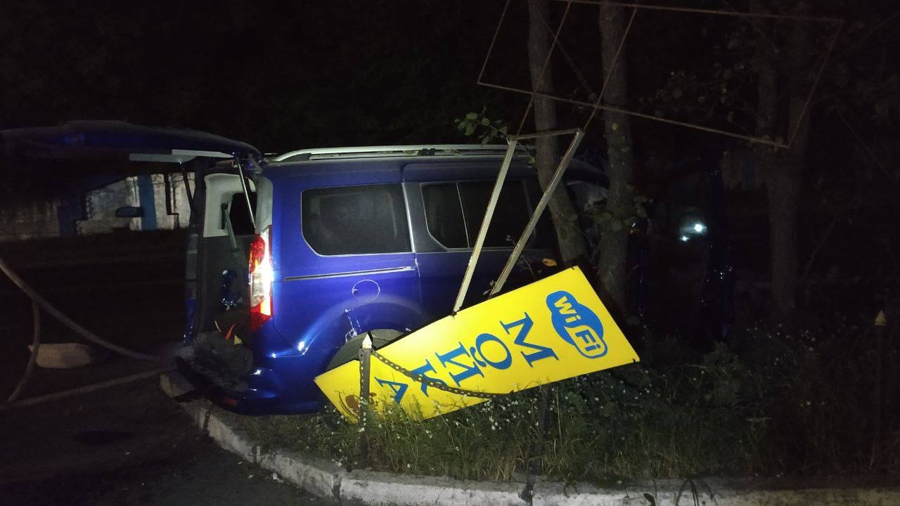 В Киеве водитель Ford уснул на ходу и влетел в столб возле заправки: машина загорелась 2