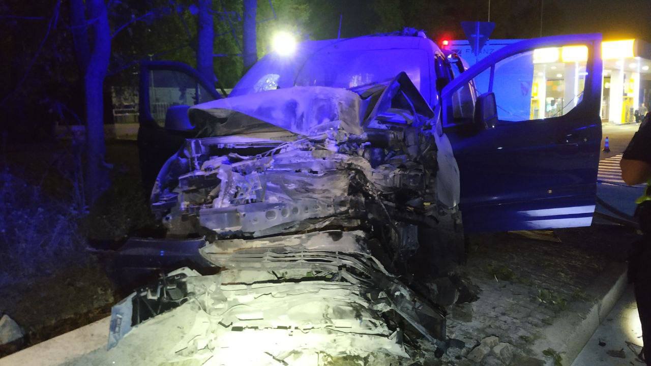 В Киеве водитель Ford уснул на ходу и влетел в столб возле заправки: машина загорелась 3