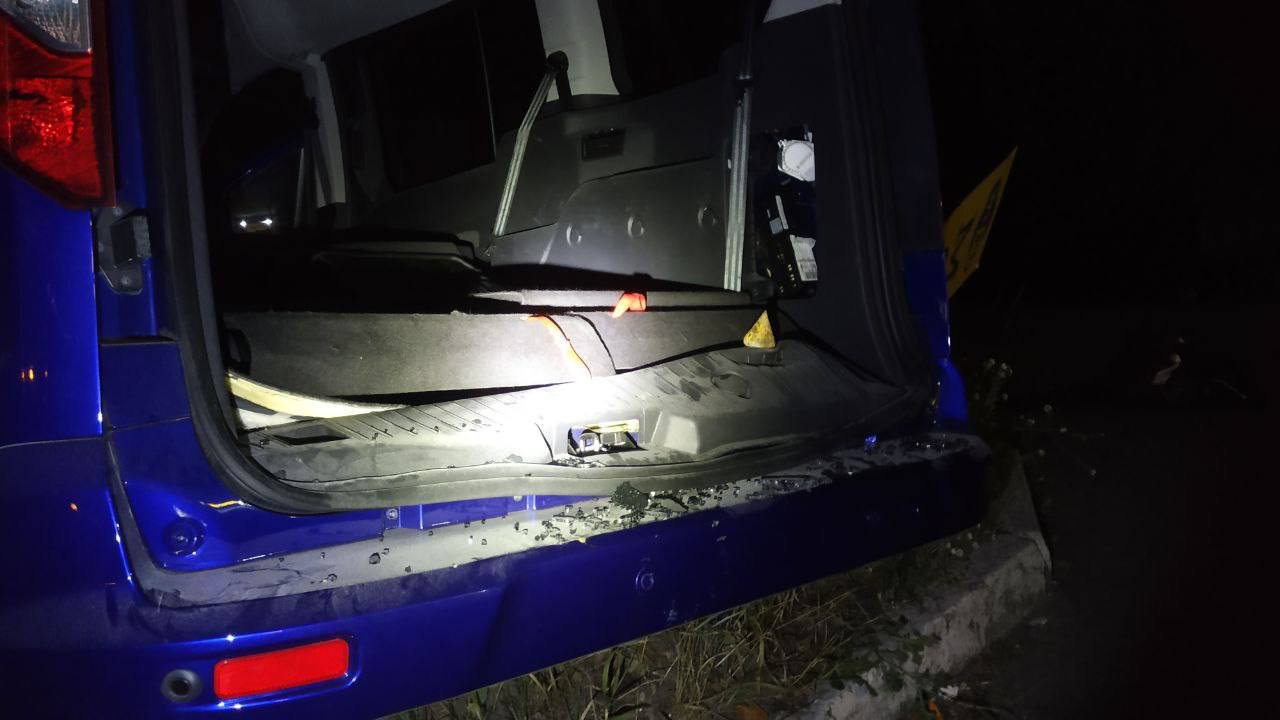 В Киеве водитель Ford уснул на ходу и влетел в столб возле заправки: машина загорелась 4