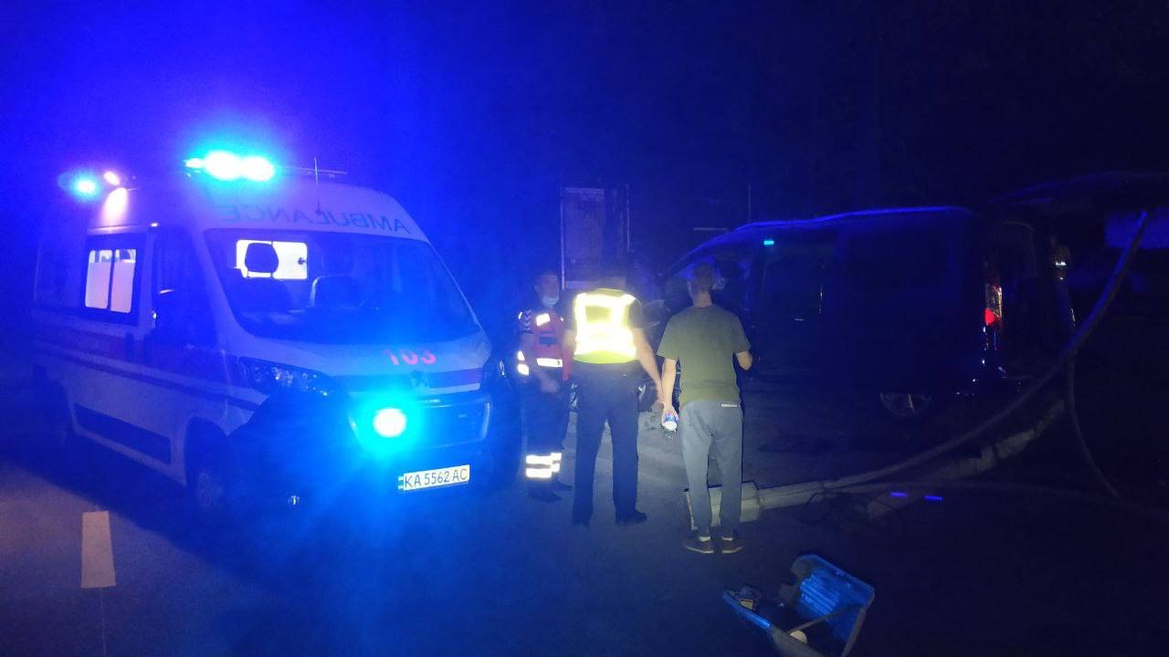 В Киеве водитель Ford уснул на ходу и влетел в столб возле заправки: машина загорелась 5