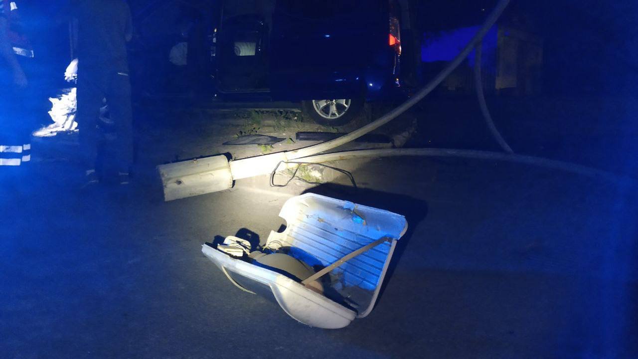 В Киеве водитель Ford уснул на ходу и влетел в столб возле заправки: машина загорелась 6