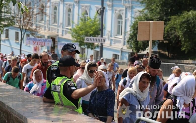 В центр Киева стянули силовиков и спасателей 4