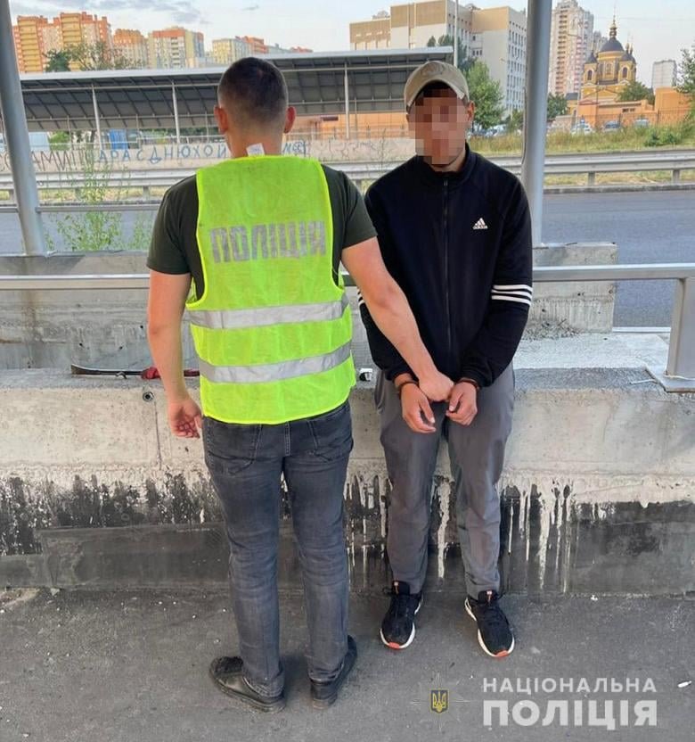 В Киеве 22-летний парень с ножом изнасиловал женщину и отобрал у нее 250 гривен 3