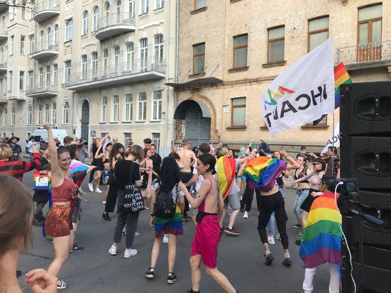 Стычки на Банковой в Киеве во время акции ЛГБТ: что сейчас происходит возле офиса Президента 4