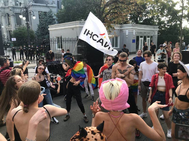 Стычки на Банковой в Киеве во время акции ЛГБТ: что сейчас происходит возле офиса Президента 7