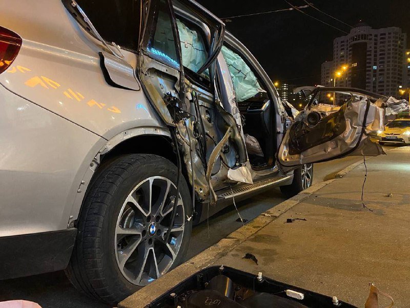 В Киеве пьяный водитель BMW X5 влетел в фуру: в машине зажало женщину 1