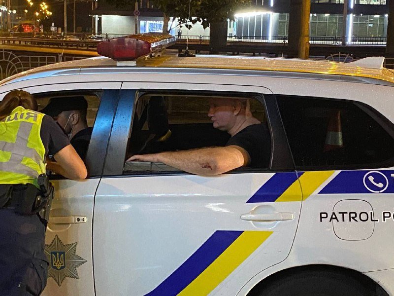 В Киеве пьяный водитель BMW X5 влетел в фуру: в машине зажало женщину 2