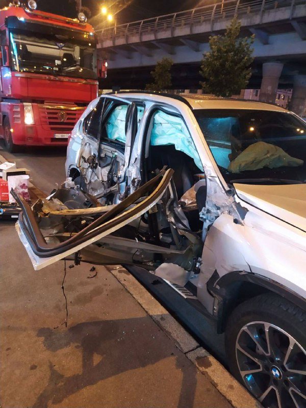 В Киеве пьяный водитель BMW X5 влетел в фуру: в машине зажало женщину 3