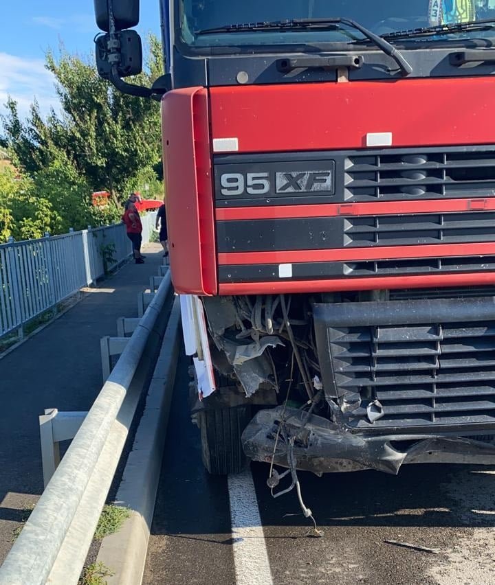 Под Киевом Mercedes влетел в фуру: водитель и пассажирка погибли на месте 2