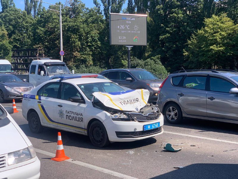 В Киеве полицейская Skoda влетела в маршрутку 1