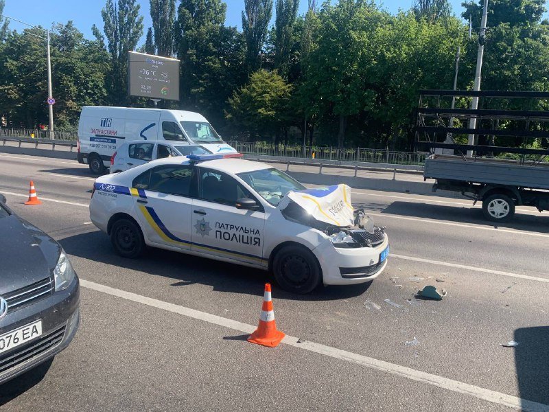 В Киеве полицейская Skoda влетела в маршрутку 2