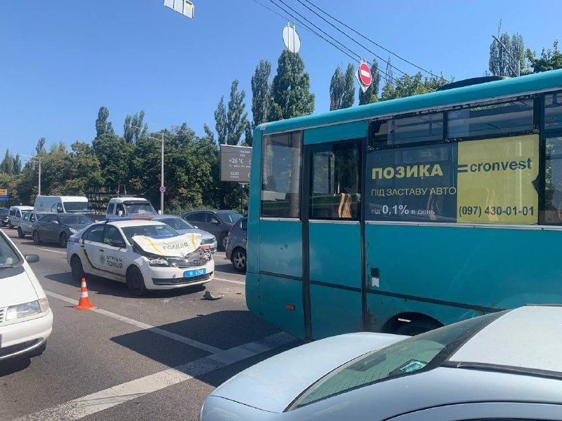 В Киеве полицейская Skoda влетела в маршрутку 3