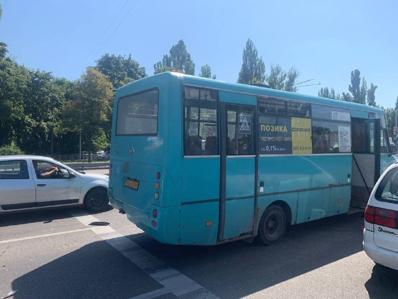 В Киеве полицейская Skoda влетела в маршрутку 4