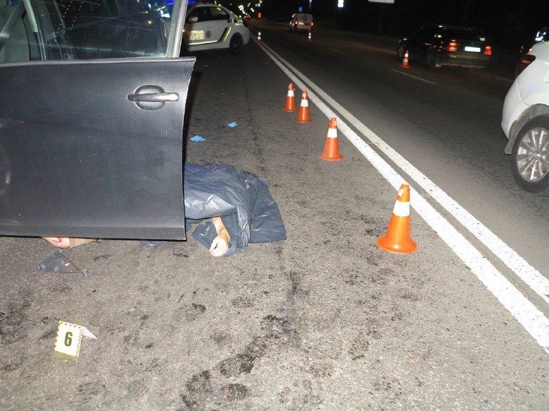 В Киеве лоб в лоб столкнулись Seat и Volkswagen Touareg: водитель хэтчбека погиб на месте 1