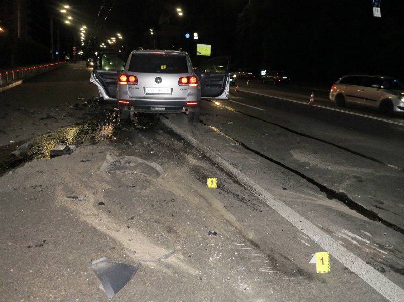 В Киеве лоб в лоб столкнулись Seat и Volkswagen Touareg: водитель хэтчбека погиб на месте 2